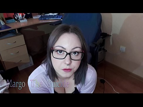 ❤️ Сексуальна дівчина в окулярах глибоко відсмоктує дилдо на камеру Секс-відео у нас ❌️