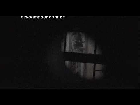 ❤️ Блонді таємно знімає на відео сусідський вуайерист, прихований за порожнистими цеглами Секс-відео у нас ❌️